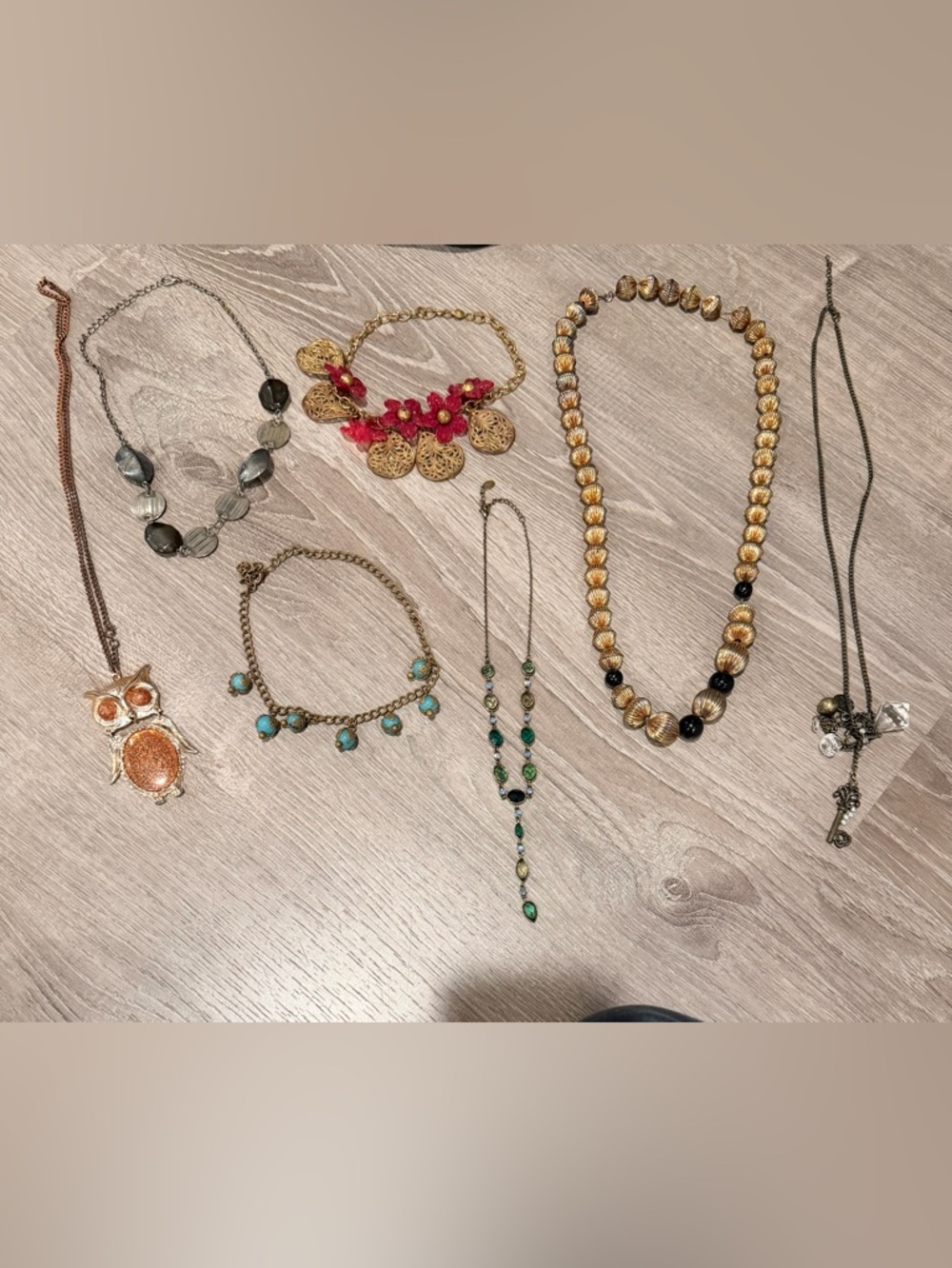 Assorted Women's vintage necklaces lot of 7